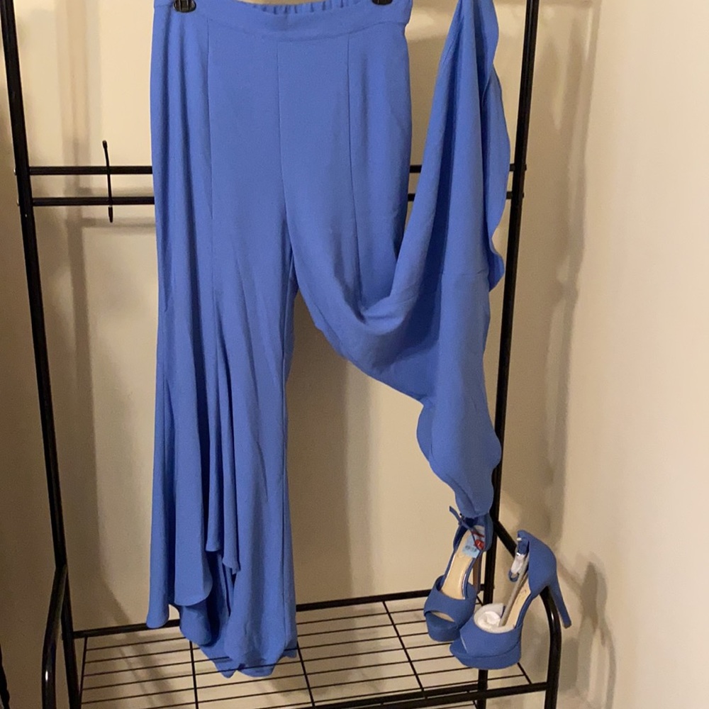 Pants with bell flare at bottom. NEW - M